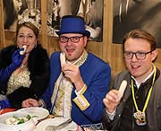 Narrhalla Prinzenpaar 2018 Prinzessin Janina I. (Homann) und Prinz Sebastian I. (Kriesel) mit Wirt Stefan Stiftl (©Foto: Martin Schmitz)
